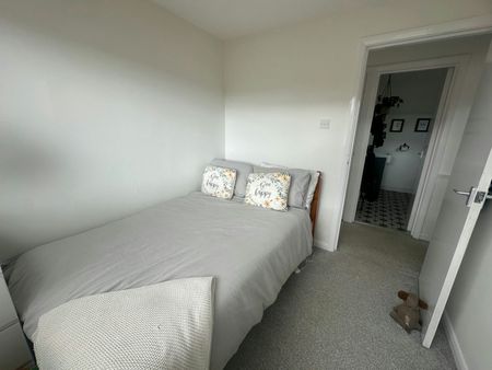 Semi-detached house to rent on - Photo 2