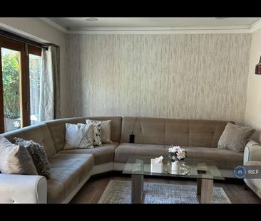 4 bedroom semi-detached house to rent - Photo 5