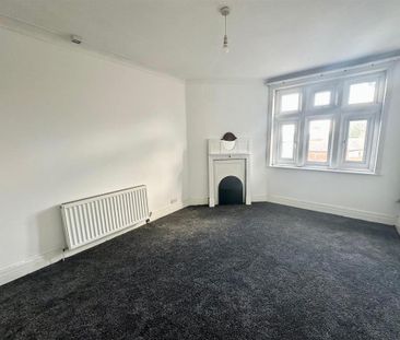 3 bedroom flat to rent - Photo 2