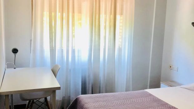 Room in a shared 8-bedroom apartment for rent in Prado-Parque de Maria Luisa. - Photo 1