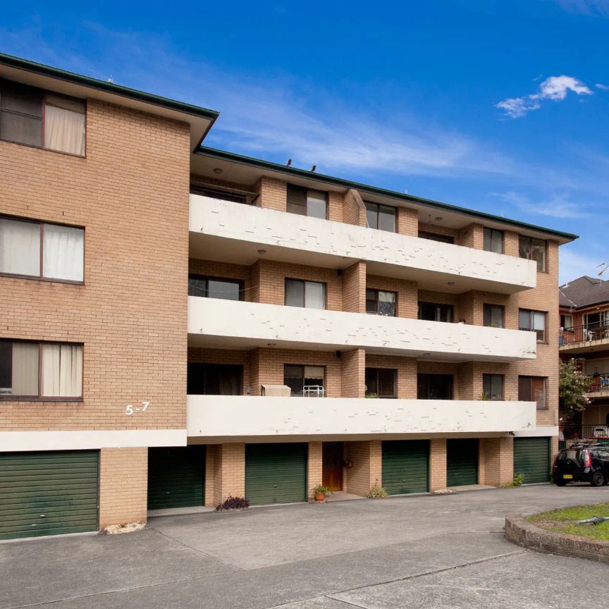 Bright 2 Bedroom Unit with LUG in a Convenient Location - Photo 1