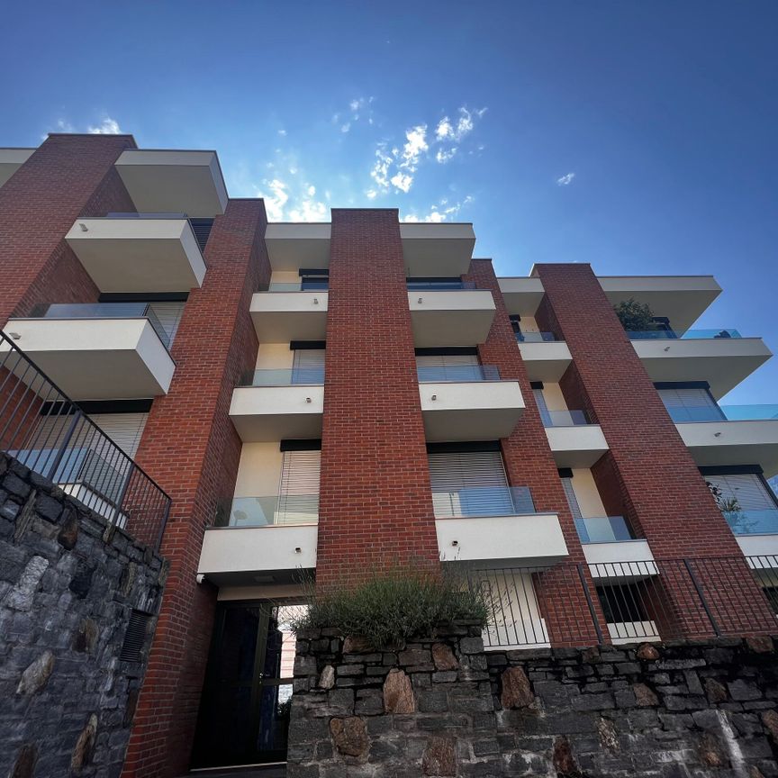 LUMINOUS 2.5-ROOM APARTMENT FOR RENT IN RECENTLY RENOVATED BUILDING - Photo 1