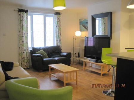 6 bedroom semi-detached house to rent - Photo 2