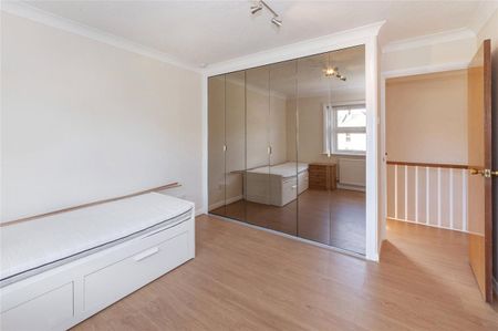 3 bedroom house in London - Photo 2