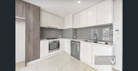 Modern Living In A Newly Renovated Spacious Two Bedroom Apartment - Photo 4