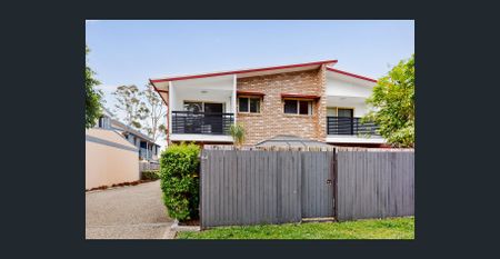 Modern 3-Bedroom Townhouse with Study, Balcony & Covered Patio - In Central Location! - Photo 3