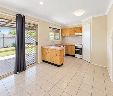NEAT FAMILY HOME IN QUIET CRESTMEAD CUL-DE-SAC - Photo 4