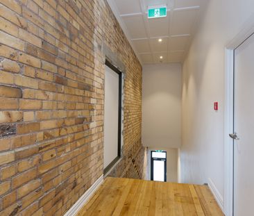 Heritage Building Renovated Studio - Photo 5