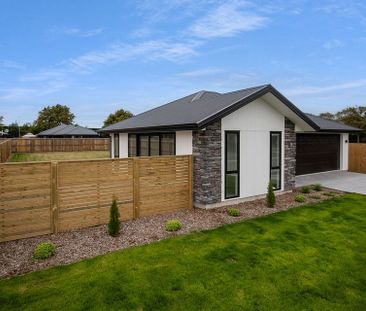 Modern Brand New Build in a Lifestlye Town! - Photo 3