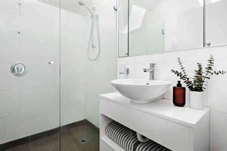 6 Little Finlay Street, Albert Park VIC 3206 - House For Rent | Domain - Photo 2