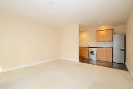 1 bedroom ground floor flat to rent - Photo 2