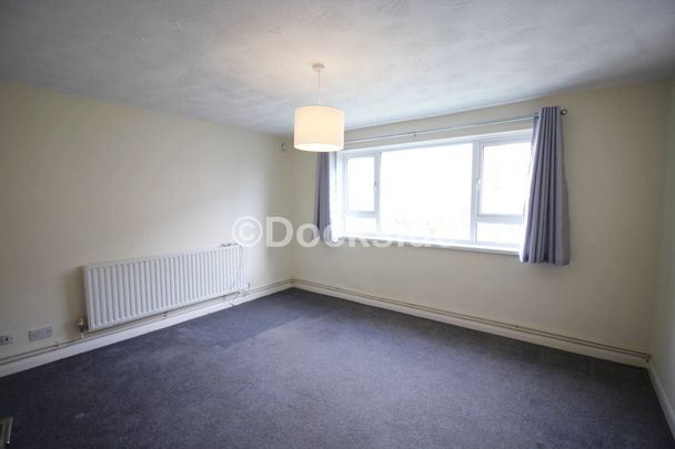 2 bed flat to rent in Hillside, Rochester, ME2 - Photo 1