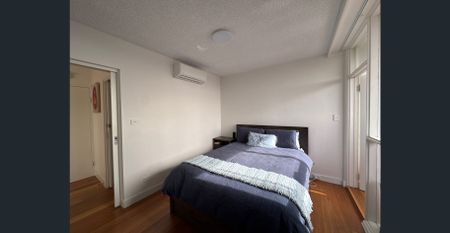 Fully renovated, oversized one-bedroom with panoramic bay views, study nook and rooftop BBQs - Photo 5