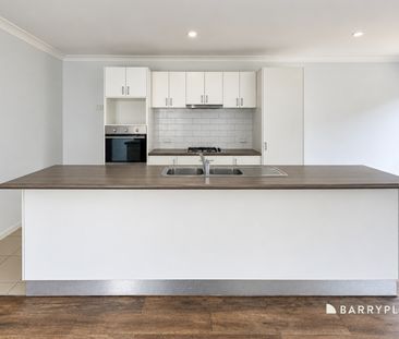 Spacious Living with a Large Backyard - Photo 2