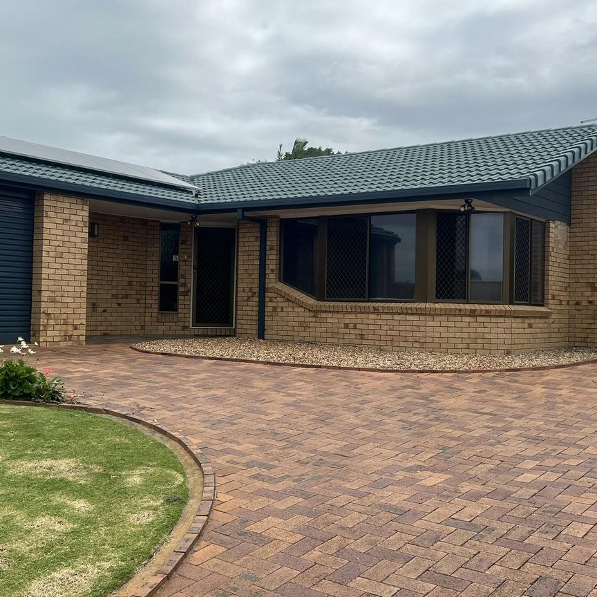 Spacious 3 Bedroom Home in Sought-After Sandstone Point - Photo 2