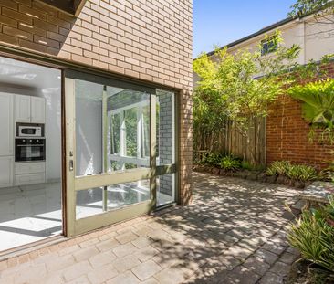 Spacious Townhouse in a Convenient Essendon Location - Photo 4