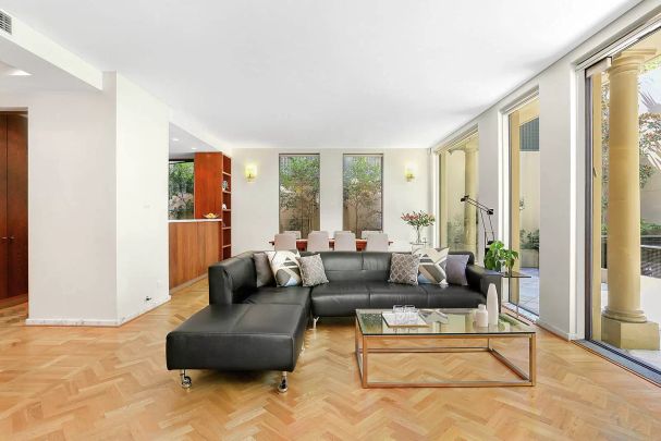 Elegant Courtyard Villa with Private Swimming Pool - Photo 1