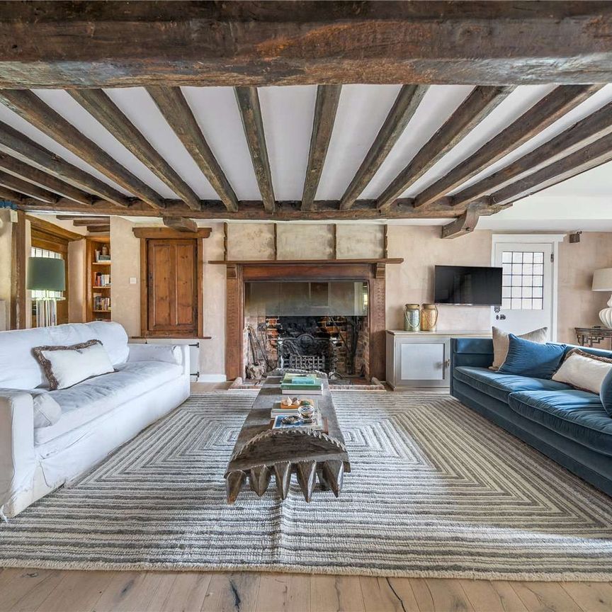 An outstanding Grade II* listed country house, on the edge of the popular village of West Meon. - Photo 1