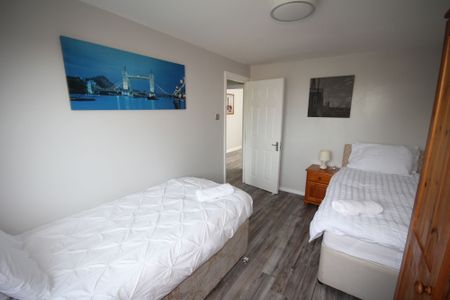 Greatfields Drive, Uxbridge, UB8 - Photo 2