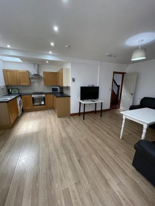 6 bedroom detached house to rent - Photo 1