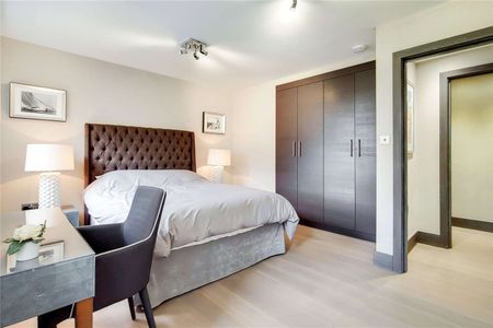 Newly refurbished three bedroom flat set over the second floor of a smart modern gated apartment block. - Photo 2