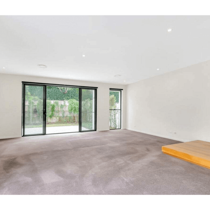 Modern Luxury & Exceptional Comfort – A Truly Stunning Home in the Heart of Benowa - Photo 1