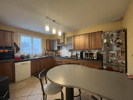 Location Maison 5 pièces 156m² PERIGNAT LES SARLIEVE 63170 - Photo 3