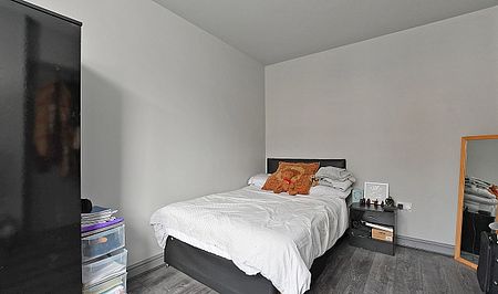 Fantastic Five Bedroom Bills Inclusive House - Photo 2