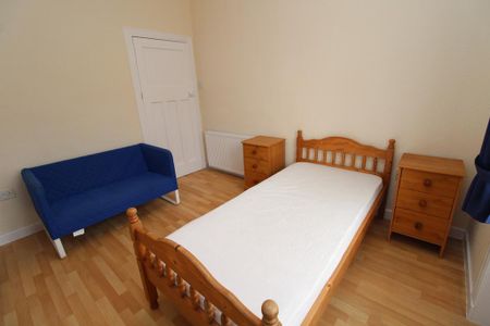 3 bedroom flat to rent - Photo 4