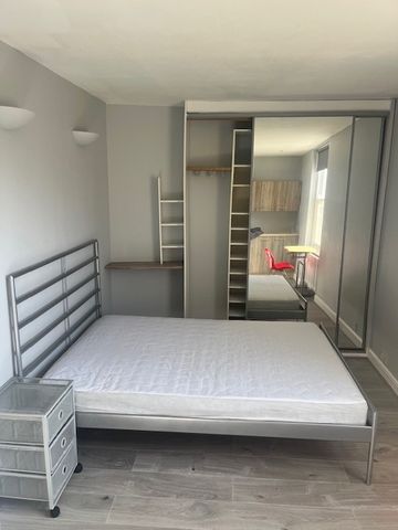 Room in a Shared Flat, Streatham High Road, SW16 - Photo 3