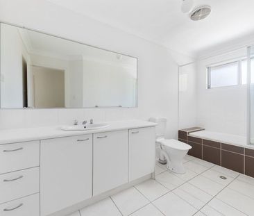 3-Bedroom Townhouse with Ensuite, Double Garage & Complex Pool - Photo 3