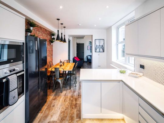 WOW - Stunning 6 Bedroom home located right next to Lancaster town centre Room 3 - Photo 1