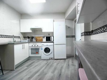 Calle de la Sierra de Tornavacas, Madrid, Community of Madrid 28031 - Photo 3