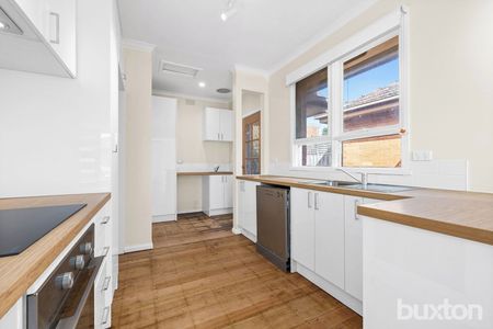 Neat & Tidy 2 Bedroom Streetfront Villa Unit With Garden Outlook! - Photo 5