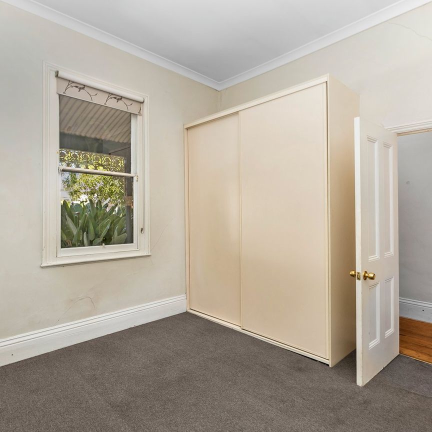 Comfort and Convenience in Yarraville: Stunning 3-Bedroom Home with Outdoor Space - Photo 1