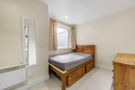 3 bedroom flat to rent - Photo 4
