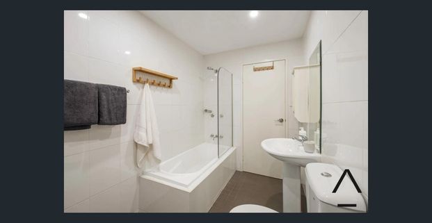 Stylish Urban Haven with Fresh Interiors & Sydney Park at Your Doorstep - Photo 1