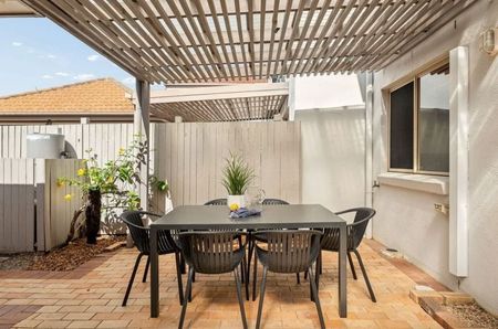 Stylish Living in the Heart of Bulimba - Photo 4