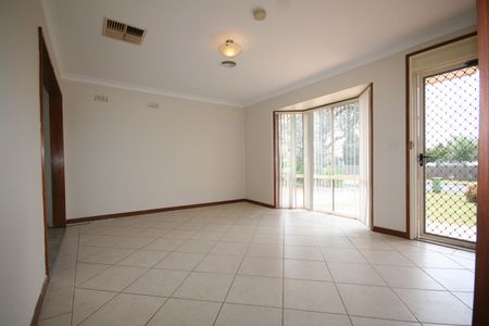 Neat Three bedroom Home close to town. - Photo 3