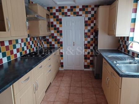 3 bedroom terraced house to rent - Photo 2
