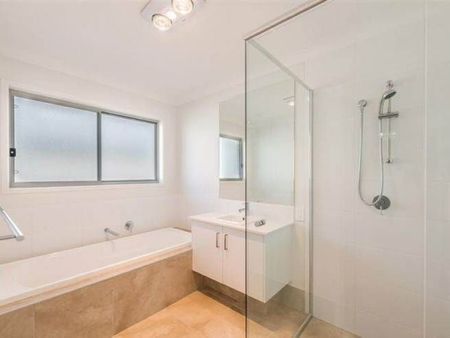 Spacious Family Home in Quiet Tree Lined Street! - Photo 5