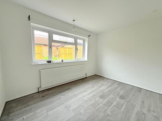4 bedroom semi-detached bungalow to rent - Photo 1