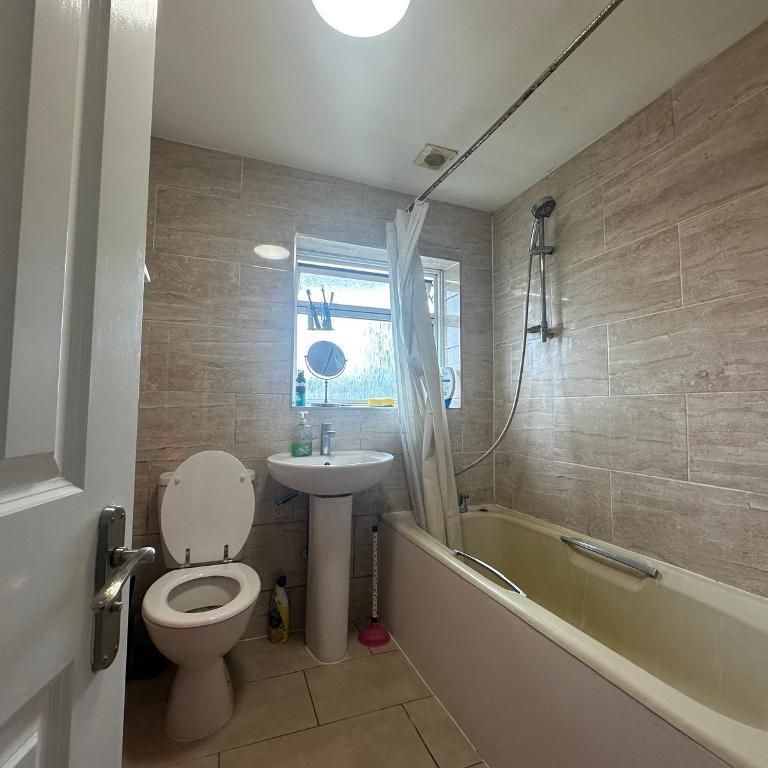 Long Drive, London, W3 7PJ - Photo 2