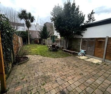 Heathcroft Avenue, Sunbury-on-Thames, Surrey, TW16 7SR - Photo 2