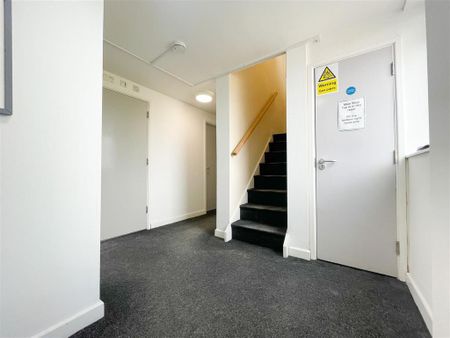 10 bedroom detached house to rent - Photo 3