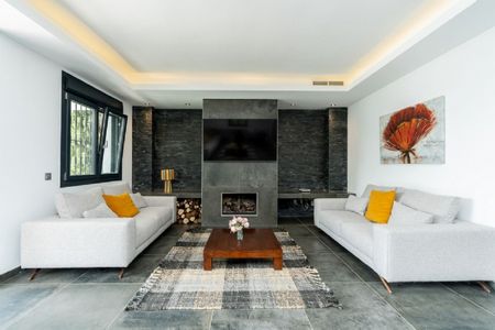 6 Bedroom Villa For Rent in Nueva Andalucía, Málaga - Photo 2