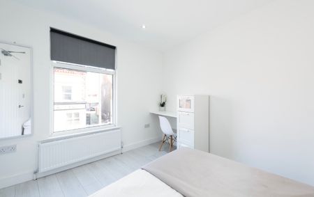 6 Bed Semi-Detached House, Lawrence Road, L15 - Photo 2