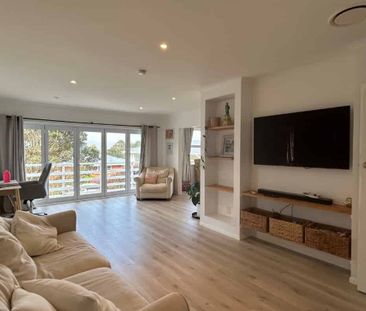 5 Bedroom Home in Paremata - Photo 2