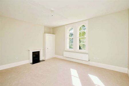 Newly refurbished family home in convenient location - Photo 3