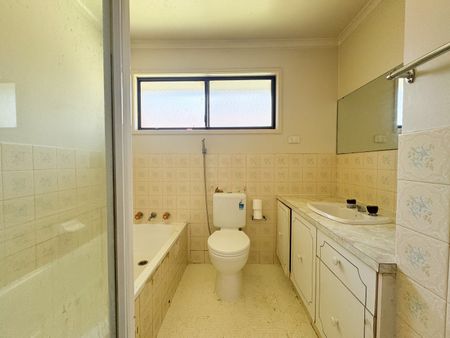 Bright & Spacious 3-Bedroom Townhouse in Prime Location - Photo 3